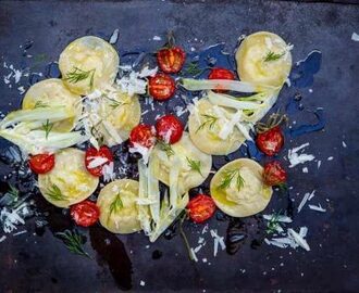 Pilgrimsmussel- och fänkålsfylld ravioli med bakade tomater, hyvlad fänkål och parmesan