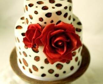 Leopardtårta med röda rosor