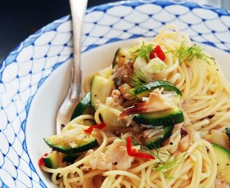 Spaghetti med krabba, zucchini och chili