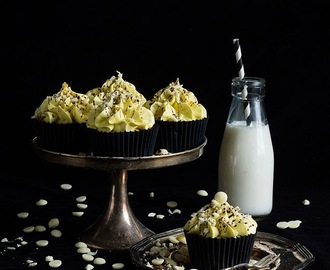 Vaniljcupcakes med passionskräm toppade med vit choklad och lakritssirap
