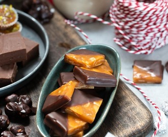 Chokladdoppad kola med mandelspån