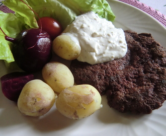 Köttfärsburgare med rödbetor och getostkräm