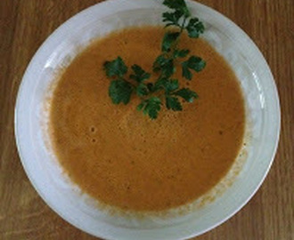 Tomatsoppa med smak av basilika