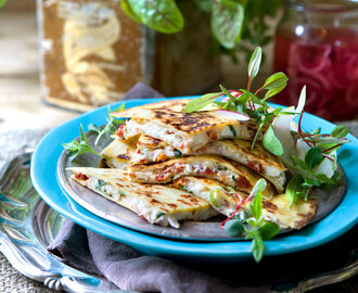 Quesadillas med fetaost och mandelspån