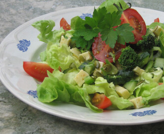 Somrig sallad med senapsdressing