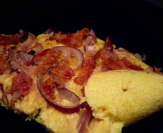 Omelett med bacon, parmean och rödlök