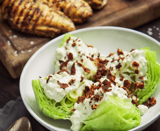 Salladsklyftor med blue cheese-dressing och bacon