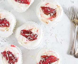 Mini Pavlova med vaniljbakad rabarber