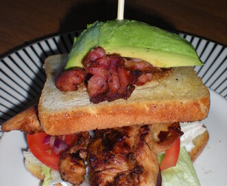 Clubsandwich med bacon och avocado