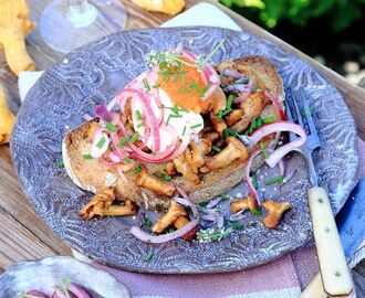 Kantarelltoast med löjrom och picklad rödlök