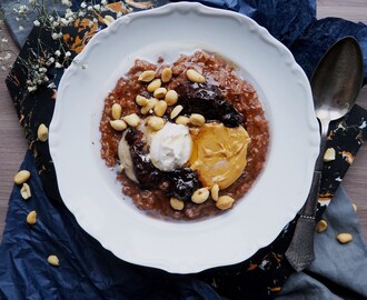Snickers porridge with Crunchy Peanuts, Melted Chocolate and Creamy Vegan Cream & PB