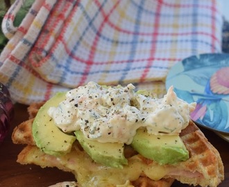 Varm toast med skinka, västerbottensost, skagenröra och avokado