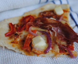 Pizza med fetaost, paprika och lufttorkad skinka