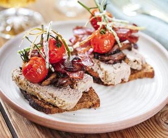 Smörrebröd med leverpastej, svamp och bacon