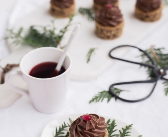 En liten men naggande god historia. Pepparkaksbakelse med chokladfrosting