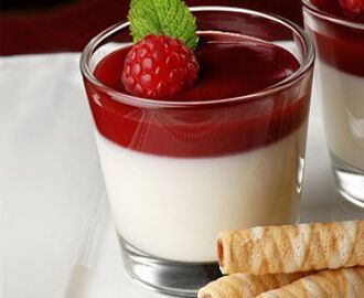 Pannacotta med skogsbärskaramell