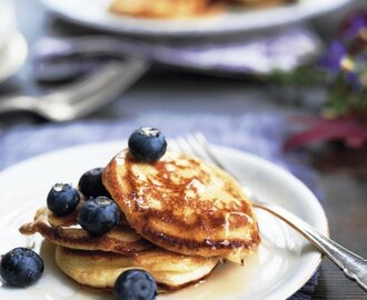 Amerikanska pannkakor med blåbär och lönnsirap