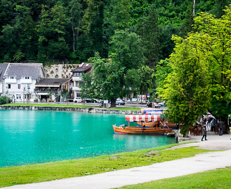 Den lilla byn Bled och den turkosa Bledsjön