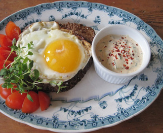 Hamburgare med dressing och stekt ägg