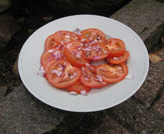 Tomatsallad med rödlök och balsamvinäger