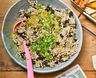 Kubanskt ris med svarta bönor och mojosalsa