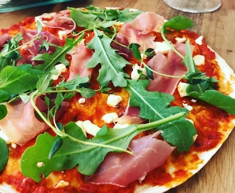 Tortillapizza med ajvar, feta ost, prosciutto, ruccola och färsk timjan