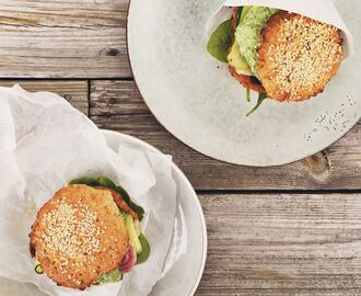 Sötpotatisburgare med gorgonzolakräm och glutenfria hamburgerbröd