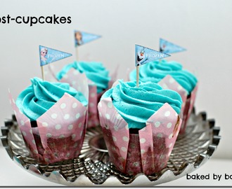 Frost cupcakes till ett Frost kalas (chokladcupcakes med vaniljfrosting)