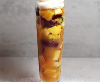 Wokad fruktsallad med mascarponegrädde & glass