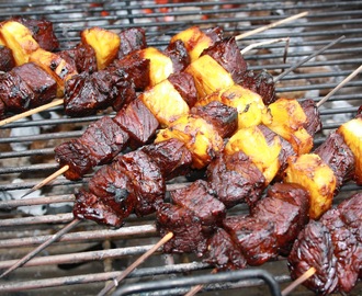 Grillspett med teriyaki-marinerad biff och ananas