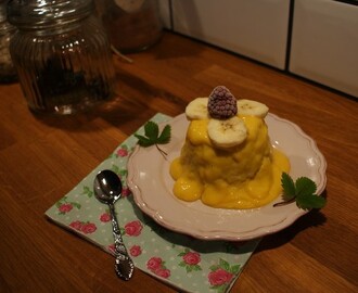 Coconut-raspberry mugcake with mango sauce!