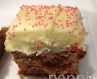 Saftig Morotskaka med citronkräm (Juicy Carrot cake with lemon cream)