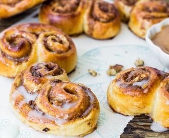 Nattjästa kanel- och kolabullar med valnötter & citronfrosting