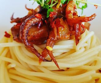 Calamare i kryddig tomatsås med pasta