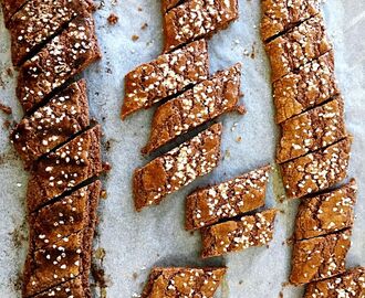 En bra fredagskaka: Glutenfria chokladsnittar med en gnutta lakrits.