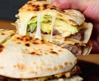 Giant Quesadilla Big Mac⠀ Here&#39;s the ingredients you&#39;ll need:⠀ _____________________⠀ 4 cups beef mince⠀ 1 tbsp salt⠀ 1 tbsp pepper⠀ 1 tsp … | Big Food in 2019