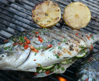 Grillad seabream med chili, lime, koriander och grillad citron