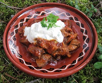 Lammgryta med Tomatsås och Basilikacrème