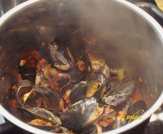 Bloody Mary-musslor med vitlöksbaguetter