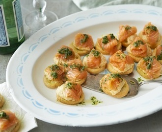 Laxcarpaccio på crostini med kronärtsskockscréme och gremolata