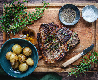 Italiensk Bistecca Fiorentina med saltkokt delikatesspotatis.