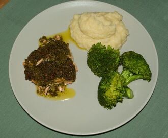 Pestobakad lax med blomkålsmos och kokt broccoli