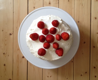 Jordgubbstårta med vanilj och lemoncurd