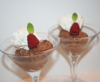 Superenkel chokladmousse med mintkrokant och färska hallon