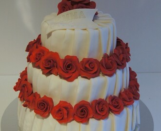 Bröllopstårta med röda rosor
