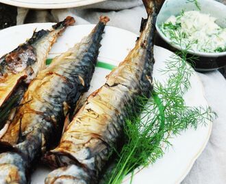 Grillad makrill med rostad potatis och spenatsallad