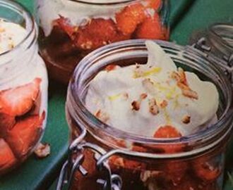 Dagens recept: Snabb citrongräddglass med jordgubbar
