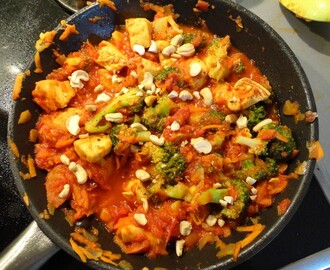 Recept: Kyckling i tomatsås med curry, broccoli och cashewnötter