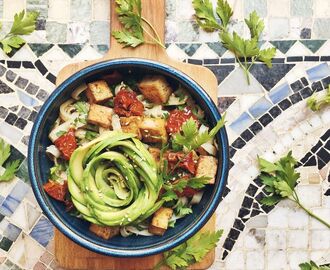 Tofubowl med kalla risnudlar, jordnötssås och krämig avokado