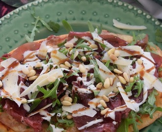 Pizza med bresaola, tryffelmajonnäs, ruccola och pinjenötter